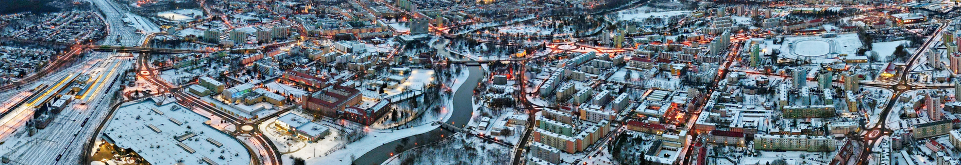 zdjęcie miasta w zimowej scenerii robione z dużej wysokości (z lotu ptaka)