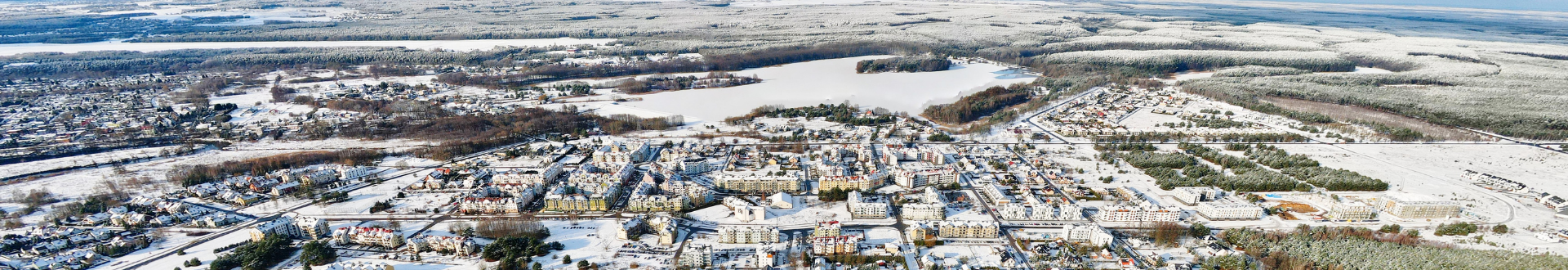 zdjęcie miasta w zimowej scenerii robione z dużej odległości (z lotu ptaka)