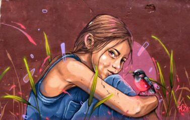 mural przedstawiający dziewczynkę z ptakiem