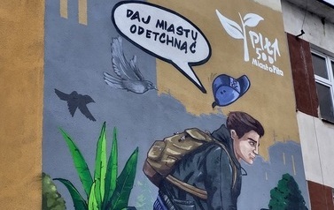 Pierwszy ekomural w Pile na ścianie budynku Szkoły Podstawowej nr 2 im. Olimpijczyków Polskich. Mural został wykonany fotokatalityczną farbą, która oczyszcza powietrze z zanieczyszczeń. | Autor: Tee Toss, rok: 2022