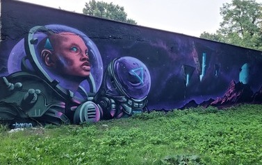 Kosmiczna praca Tee Tos & Ohman Ohman. Nowe graffiti na ścianie garażu przy ul. Podgórnej | 2022