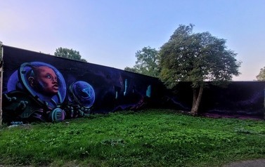 Kosmiczna praca Tee Tos & Ohman Ohman. Nowe graffiti na ścianie garażu przy ul. Podgórnej | 2022