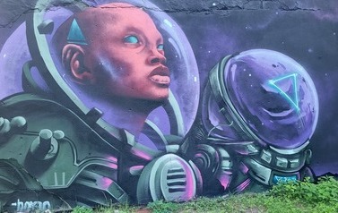 Kosmiczna praca Tee Tos &amp; Ohman Ohman. Nowe graffiti na ścianie garażu przy ul. Podg&oacute;rnej | 2022