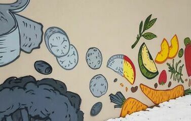 Mamy kolejny mural w mieście. Znajdziecie go na kamienicy przy ulicy Ludowej 11 - nie tylko cieszy oko, ale ma nakłaniać do niemarnowania żywności. Mural powstał w ramach projektu „Samorządy nie marnują” z inicjatywy Bank Żywności w Pile, wykonanie Tee Tos Sawciety | 2023