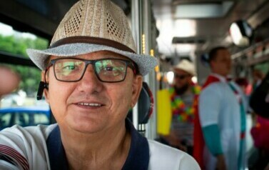 Portret mężczyzny w okularach i kapeluszu.