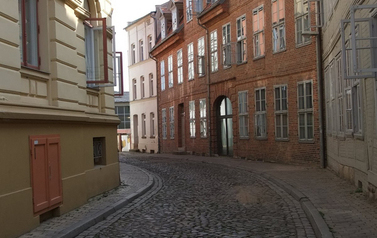Wąska, klimatyczna uliczka, po obu stronach stare budynki