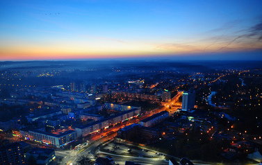 zdjęcie miasta nocą z lotu ptaka