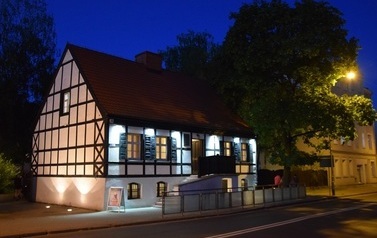 Szachulcowy budynek, zdjęcie wykonane nocą
