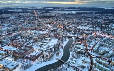 Zimowy widok na miasto z g&oacute;ry 
