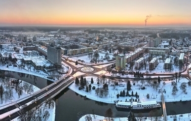 zdjęcie z drona, miasto zimą na pierwszym planie rzeka