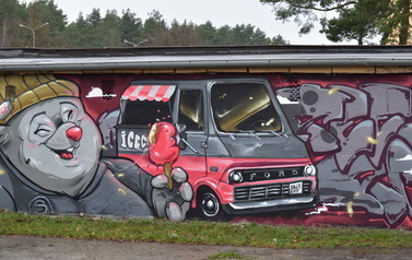 Mural ze szczurem i autem 'lodziarnią' na ścianie garażu położonego przy ulicy Mickiewicza