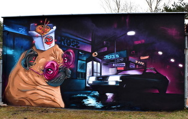 Mural z mopsem w r&oacute;żowych okularach z makaronem w pudełku z pałeczkami. W tle miasto nocą, budynki, samoch&oacute;d, budka telefoniczna