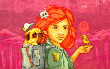 Mural przedstawia czerwonowłosą dziewczynę na r&oacute;żowym tle. Dziewczyna ubrana jest na zielono, we włosach ma ozdobę z czaszką i kokardką. Ma dłoni trzyma ptaka, niesie plecak, z kt&oacute;rego wystaje mops w czapce z daszkiem. 