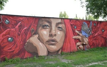 Dziewczyna z ptakiem. Mural na ścianie garażu przy ulicy Krynicznej | Rose & Titos