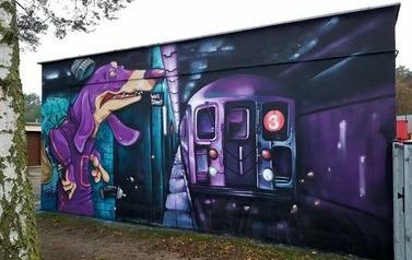 Jamnik i pociąg. Mural na jednym z garaży położonych przy ulicy Mickiewicza | Autor: Rose & Titos