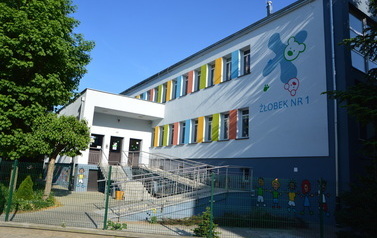kolorowy budynek przedszkola po termomodernizacji