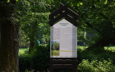 tablica z dendrobajką umieszczona w Parku Miejskim