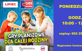 Dwie dziewczynki i chłopiec grają w grę planszową przy stole, na blacie leżą kolorowe pionki i kostka. Treść: Gry planszowe dla całej rodziny. LIPIEC, giermania. Wstęp wolny! 