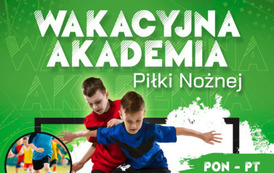 Zdjęcia dzieci grających w piłkę nożną na zielonym tle. Treść: Wakacyjna Akademia Piłki Nożnej, poniedziałek - piątek w godz. 16.30 - 19.00. Udział bezpłatny, gdzie? Boisko Orlik, ul. Kr&oacute;lowej Jadwigi. informacje: Karol.leszczynski@mosir.pila.pl, 604 577 