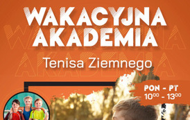 Pomarańczowe tło, dzieci grające w tenisa. Treść: Wakacyjna akademia Tenisa Ziemnego, poniedziałek-piątek 10.00-13.00. Gdzie? Korty tenisowe, ul. Kossaka (obok US). Informacje: Karol.leszczynski@mosir.pila.pl, tel. 604 577 087 www.mosri.pila.pl. Logotypy: