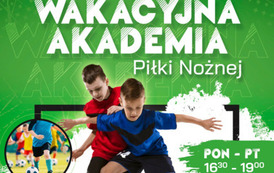 Zdjęcia dzieci grających w piłkę nożną na zielonym tle. Treść: Wakacyjna Akademia Piłki Nożnej, poniedziałek - piątek w godz. 16.30 - 19.00. Udział bezpłatny, gdzie? Boisko Orlik, ul. Kr&oacute;lowej Jadwigi. informacje: Karol.leszczynski@mosir.pila.pl, 604 577 