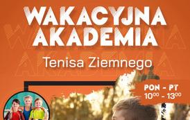 Pomarańczowe tło, dzieci grające w tenisa. Treść: Wakacyjna akademia Tenisa Ziemnego, poniedziałek-piątek 10.00-13.00. Gdzie? Korty tenisowe, ul. Kossaka (obok US). Informacje: Karol.leszczynski@mosir.pila.pl, tel. 604 577 087 www.mosri.pila.pl. Logotypy: