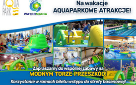 Zdjęcia dzieci bawiących się na basenie na dmuchanym wodnym torze przeszk&oacute;d. Logotypy: Aquapark, watermania. Na wakacje AQAPARKOWE ATRAKCJE. Zapraszamy do wsp&oacute;lnej zabawy na wodnym torze przeszk&oacute;d. Korzystanie w ramach biletu wstępu do strefy basenowej. 
