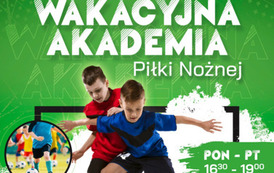 Zdjęcia dzieci grających w piłkę nożną na zielonym tle. Treść: Wakacyjna Akademia Piłki Nożnej, poniedziałek - piątek w godz. 16.30 - 19.00. Udział bezpłatny, gdzie? Boisko Orlik, ul. Kr&oacute;lowej Jadwigi. informacje: Karol.leszczynski@mosir.pila.pl, 604 577 