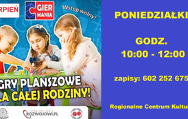 Dwie dziewczynki i chłopiec grają w grę planszową przy stole, na blacie leżą kolorowe pionki i kostka. Treść: Gry planszowe dla całej rodziny. LIPIEC, giermania. Wstęp wolny! 