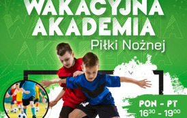 Zdjęcia dzieci grających w piłkę nożną na zielonym tle. Treść: Wakacyjna Akademia Piłki Nożnej, poniedziałek - piątek w godz. 16.30 - 19.00. Udział bezpłatny, gdzie? Boisko Orlik, ul. Kr&oacute;lowej Jadwigi. informacje: Karol.leszczynski@mosir.pila.pl, 604 577 