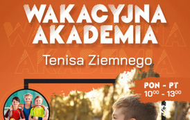 Pomarańczowe tło, dzieci grające w tenisa. Treść: Wakacyjna akademia Tenisa Ziemnego, poniedziałek-piątek 10.00-13.00. Gdzie? Korty tenisowe, ul. Kossaka (obok US). Informacje: Karol.leszczynski@mosir.pila.pl, tel. 604 577 087 www.mosri.pila.pl. Logotypy: