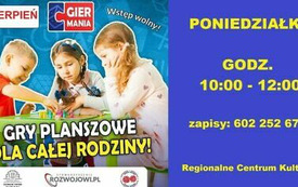 Dwie dziewczynki i chłopiec grają w grę planszową przy stole, na blacie leżą kolorowe pionki i kostka. Treść: Gry planszowe dla całej rodziny. LIPIEC, giermania. Wstęp wolny! 