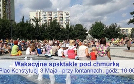 Plac w mieście. Duża grupa ludzi - dorosłych i dzieci, na środku zielony namiot, przed nim głośniki, występujący ludzie. W tle drzewa i wieżowce. Na pierwszym planie fontanna i tęcza. Treść: Wakacyjne spektakle pod chmurką - środa, 10.00 plac Konstytucji 