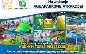 Zdjęcia dzieci bawiących się na basenie na dmuchanym wodnym torze przeszk&oacute;d. Logotypy: Aquapark, watermania. Na wakacje AQAPARKOWE ATRAKCJE. Zapraszamy do wsp&oacute;lnej zabawy na wodnym torze przeszk&oacute;d. Korzystanie w ramach biletu wstępu do strefy basenowej. 