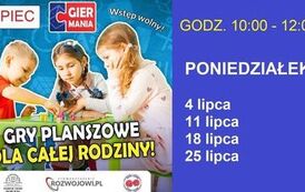 Granatowe tło, po lewej stronie dzieci siedzące przy stoliku i grające w grę panoszą. Po prawej stronie: godz. 10.00-12.00 poniedziałek, 4 lipca, 11 lipca, 18 lipca i 25 lipca. Gry planszowe dla całej rodziny, wstęp wolny. Logotyp RCK Piła, Chaos games, s