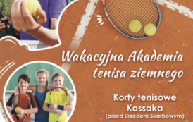 Pomarańczowo-białe tło, zdjęcia przedstawiające: chłopca z piłką do tenisa, z nim rodzina; troje dzieci z rakietami i piłkami do tenisa, chłopca z rakietą do tenisa i rakietę do tenisa leżącą na tartanie. Treść: Wakacyjna Akademia tenisa ziemnego, Korty K