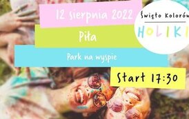 Dwie dziewczyny posypane kolorowym proszkiem leżą na trawie. Treść: 12 sierpnia 2022, Piła, Park na Wyspie. Święto kolor&oacute;w holiki, start: 17.30