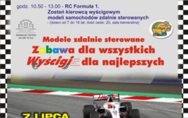 Plakat, ramka w&nbsp;biało-czarną kratkę. Szare tło, kolorowy napis: Letnia akademia rekreacji i&nbsp;integracji, poniżej program: godz. 10.00 - 10.45 - Kurs kierowcy wyścigowego z&nbsp;modelami samochod&oacute;w zdalnie sterowanych - (dzieci od 4 do 16 lat, ilość os&oacute;b: 20, sa