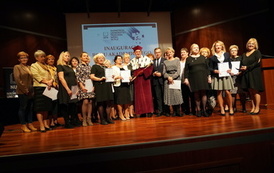 Grupa os&oacute;b dojrzałych, senior&oacute;w oraz rektor uczelni w todze rektorskiej. W tle napis: Inauguracja Roku Akademickiego 2022/2023 Nadnotecki Uniwersytet Trzeciego Wieku.