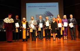 Dziesięć os&oacute;b na scenie, każdy trzyma dyplom. W tle wyświetlony napis: Inauguracja Roku Akademickiego 2022/2023 Nadnotecki Uniwersytet Trzeciego Wieku.