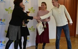 kobieta podaje rękę mężczyźnie, w tle 2 inne kobiety