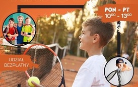 Pomarańczowe tło, dzieci grające w tenisa. Treść: Wakacyjna akademia Tenisa Ziemnego, poniedziałek-piątek 10.00-13.00. Gdzie? Korty tenisowe, ul. Kossaka (obok US). Informacje: Karol.leszczynski@mosir.pila.pl, tel. 604 577 087 www.mosri.pila.pl. Logotypy: