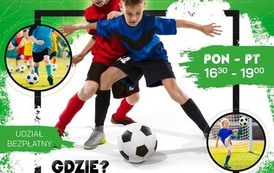 Zdjęcia dzieci grających w piłkę nożną na zielonym tle. Treść: Wakacyjna Akademia Piłki Nożnej, poniedziałek - piątek w godz. 16.30 - 19.00. Udział bezpłatny, gdzie? Boisko Orlik, ul. Kr&oacute;lowej Jadwigi. informacje: Karol.leszczynski@mosir.pila.pl, 604 577 
