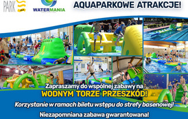 Zdjęcia dzieci bawiących się na basenie na dmuchanym wodnym torze przeszk&oacute;d. Logotypy: Aquapark, watermania. Na wakacje AQAPARKOWE ATRAKCJE. Zapraszamy do wsp&oacute;lnej zabawy na wodnym torze przeszk&oacute;d. Korzystanie w ramach biletu wstępu do strefy basenowej. 