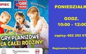  Dwie dziewczynki i chłopiec grają w grę planszową przy stole, na blacie leżą kolorowe pionki i kostka. Treść: Gry planszowe dla całej rodziny. LIPIEC, giermania. Wstęp wolny! 