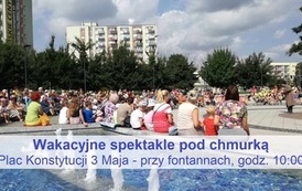 Plac w mieście. Duża grupa ludzi - dorosłych i dzieci, na środku zielony namiot, przed nim głośniki, występujący ludzie. W tle drzewa i wieżowce. Na pierwszym planie fontanna i tęcza. Treść: Wakacyjne spektakle pod chmurką - środa, 10.00 plac Konstytucji 