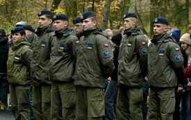 Zdjęcie przedstawia grupę uczni&oacute;w klas wojskowych w mundurach.