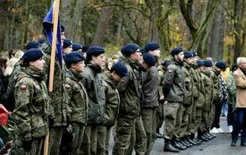 Zdjęcie przedstawia grupę uczni&oacute;w klas wojskowych w mundurach.