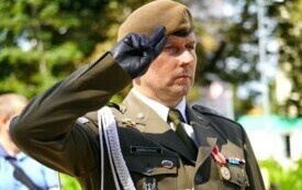 Salutujący żołnierz wojska polskiego.