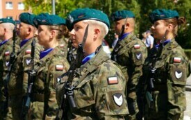 Kompania honorowa wojska polskiego stojąca w dwuszeregu na świeżym powietrzu